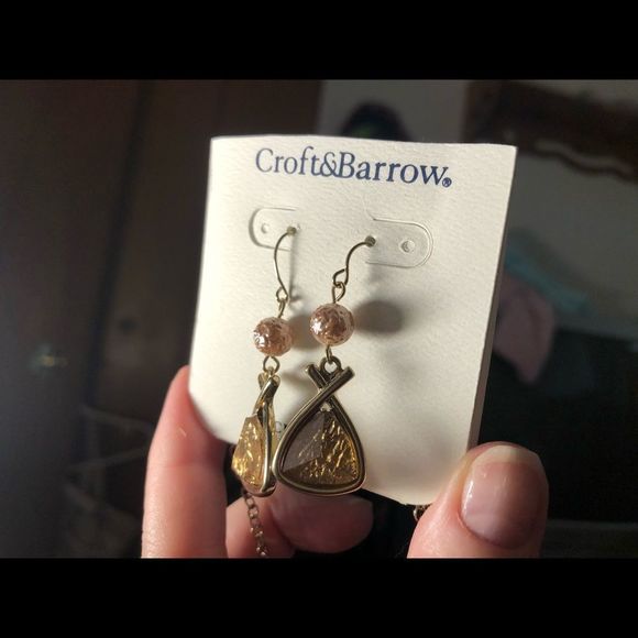 NWOT Faux jewel necklace and earring set, gold tone - Picture 4 of 10